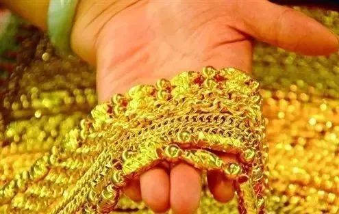 金灿灿的东西看着就开心，寓意招财进宝、岁岁平安。不管是小金珠还是小吊坠，都是新年