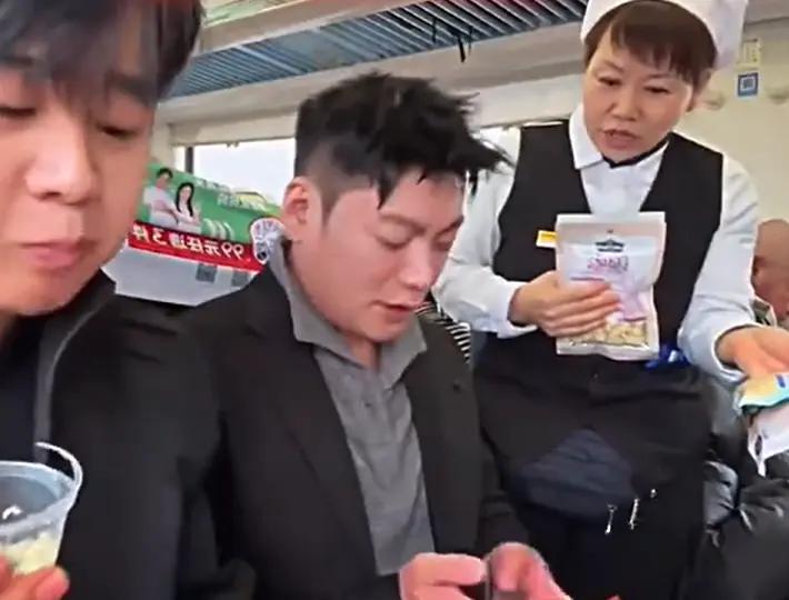 列车售货阿姨被停职又被叫回！单亲妈妈犯难：有点不敢回去！
 
谁懂啊！列车售货阿