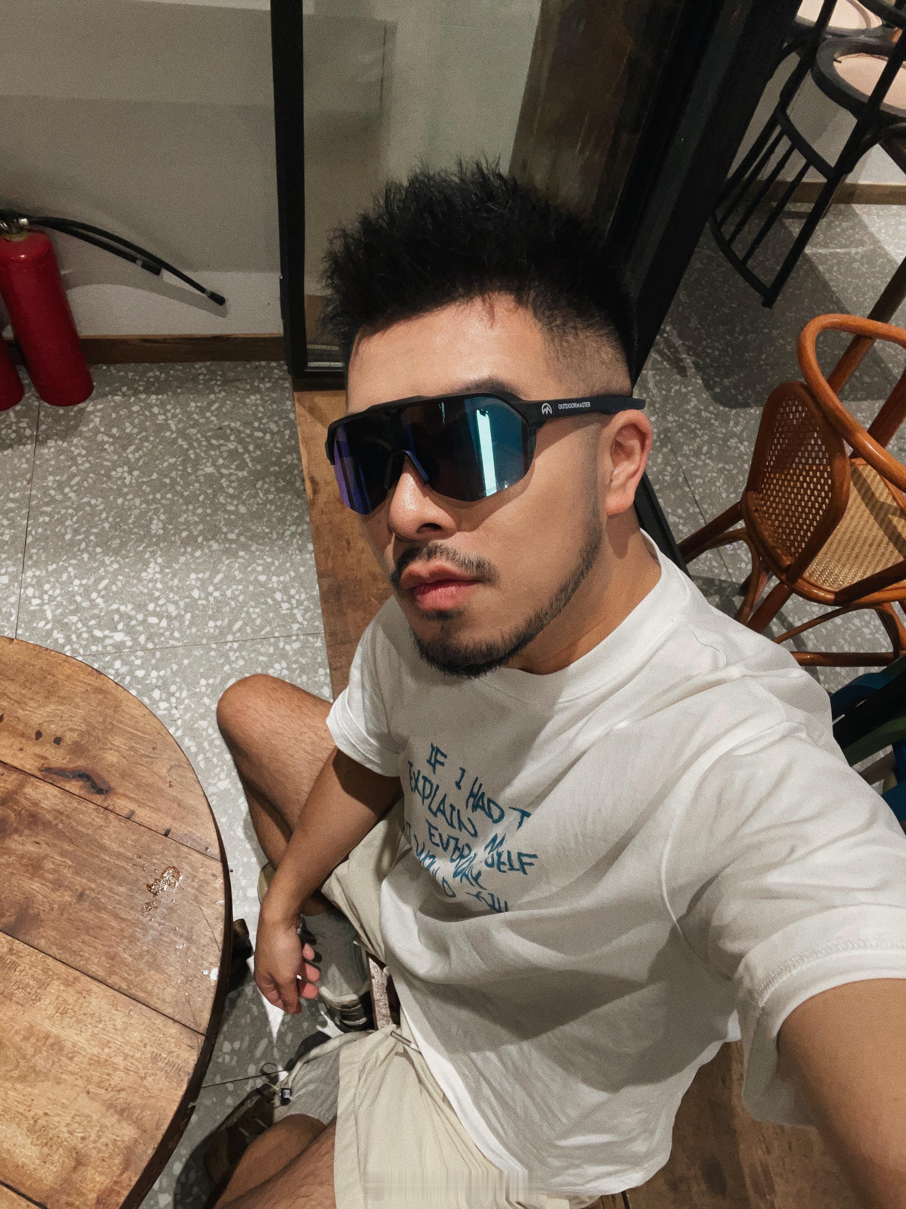 墨镜上瘾，晚上也不想摘下来😫  ​​​