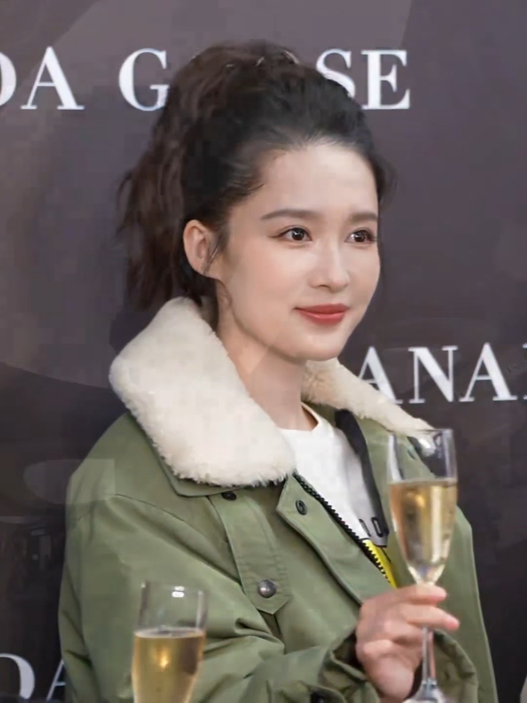 又刷到一个视频超漂亮图1是2的cut版2是博主发的完整版李沁南京活动lq在南京偶