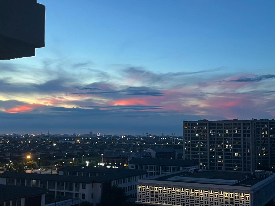 这个世界太宏大了，我们都不要走进悲伤里。 晚安💤 