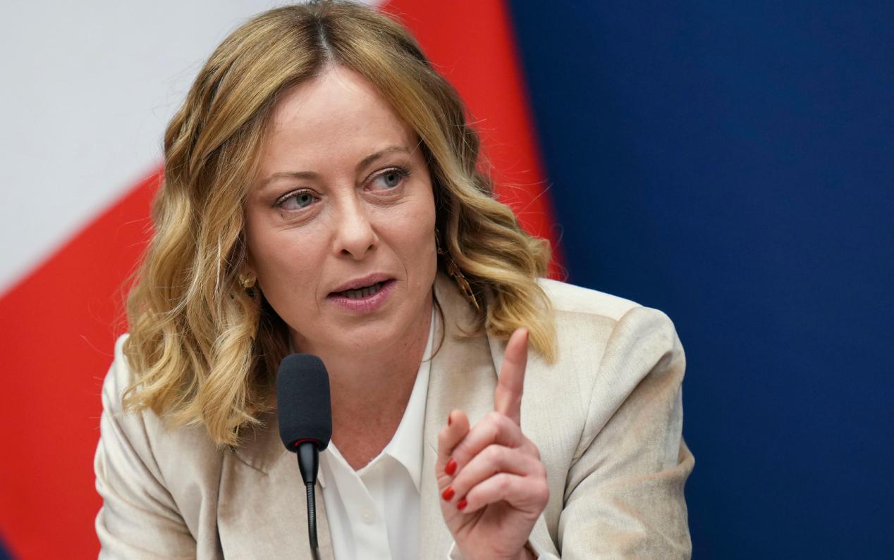 炸了。
谁也没想到，第一个对以色列动真格的，竟然是梅洛尼。

那个半年前还顶着整