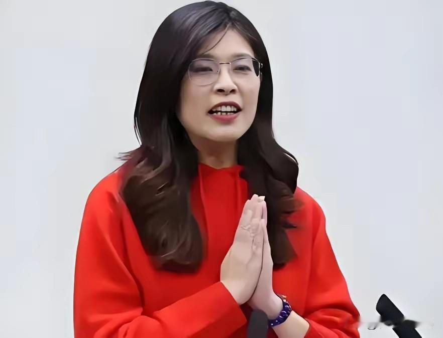 4月22日郑丽文见美国在台协会的谷立言；只见她穿中国红衬衫，下身配卡其色裤装，一