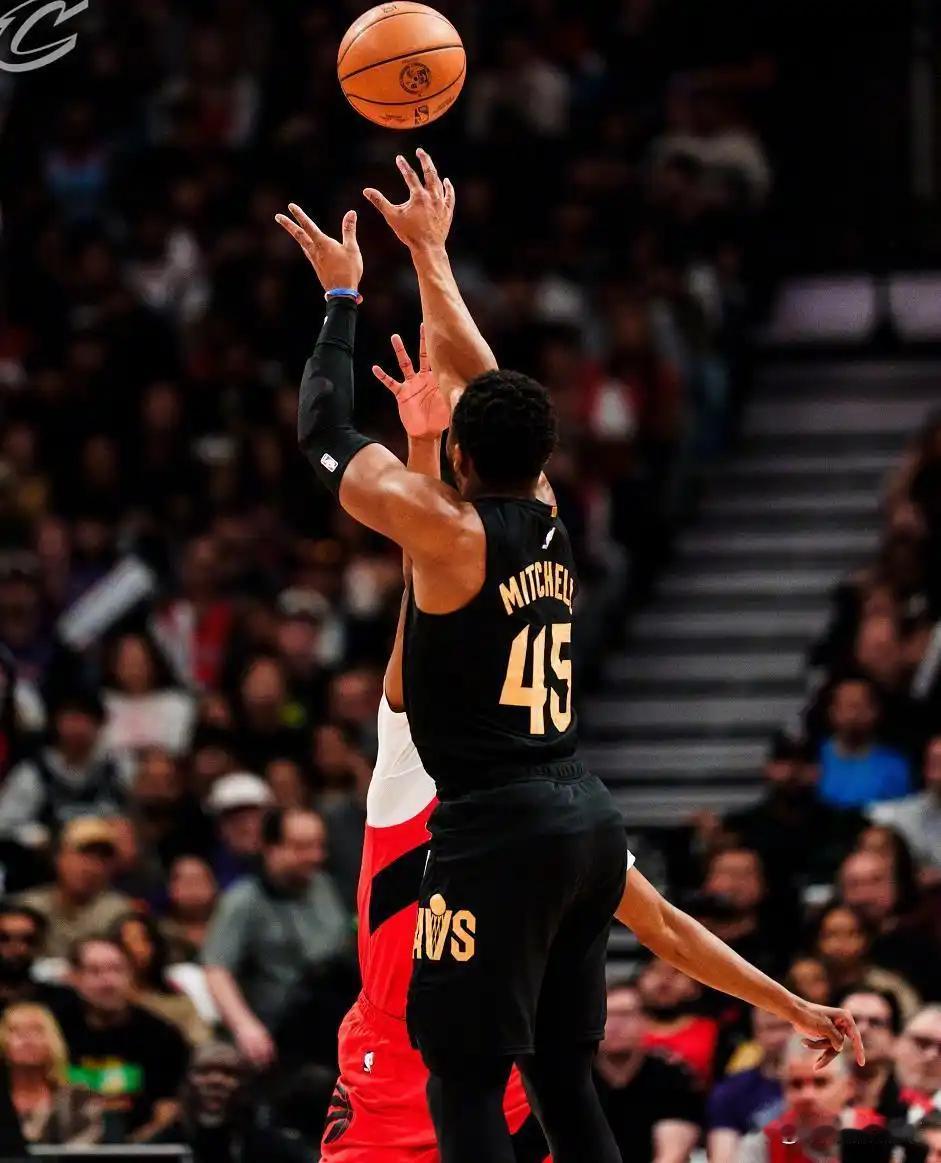 多伦多猛龙主场以93比89险胜克利夫兰骑士，将总比分扳成2比2平，巴恩斯23+9