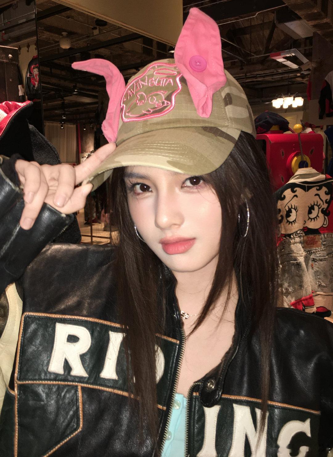 邓炜陈艾米百妖谱领衔主演领衔主演：邓炜（邓为）陈艾米（艾米）（按姓氏笔画排序）期