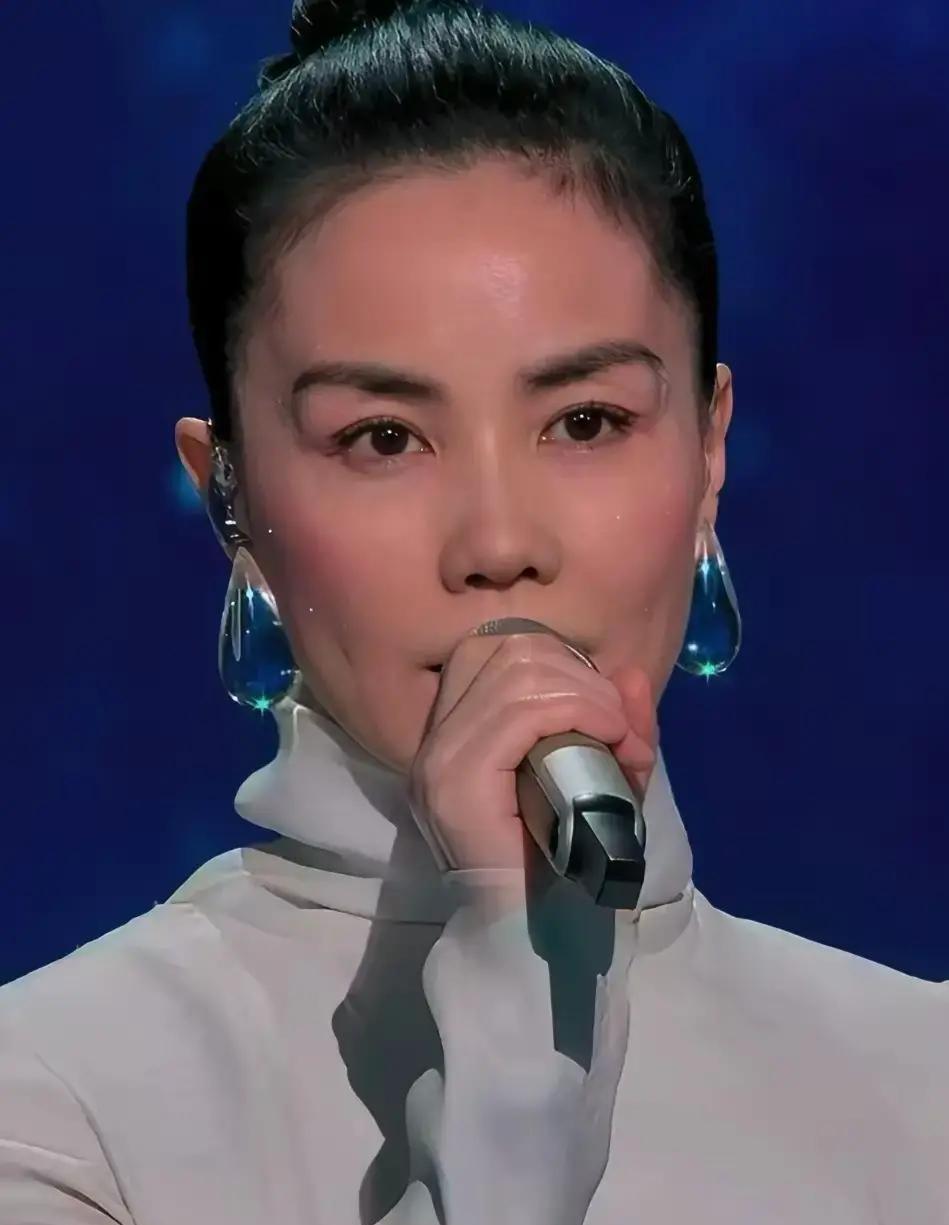 春晚王菲的妆容，其实没毛病，真的是角度问题。
换个角度看，高清之下，粉底服帖眼影