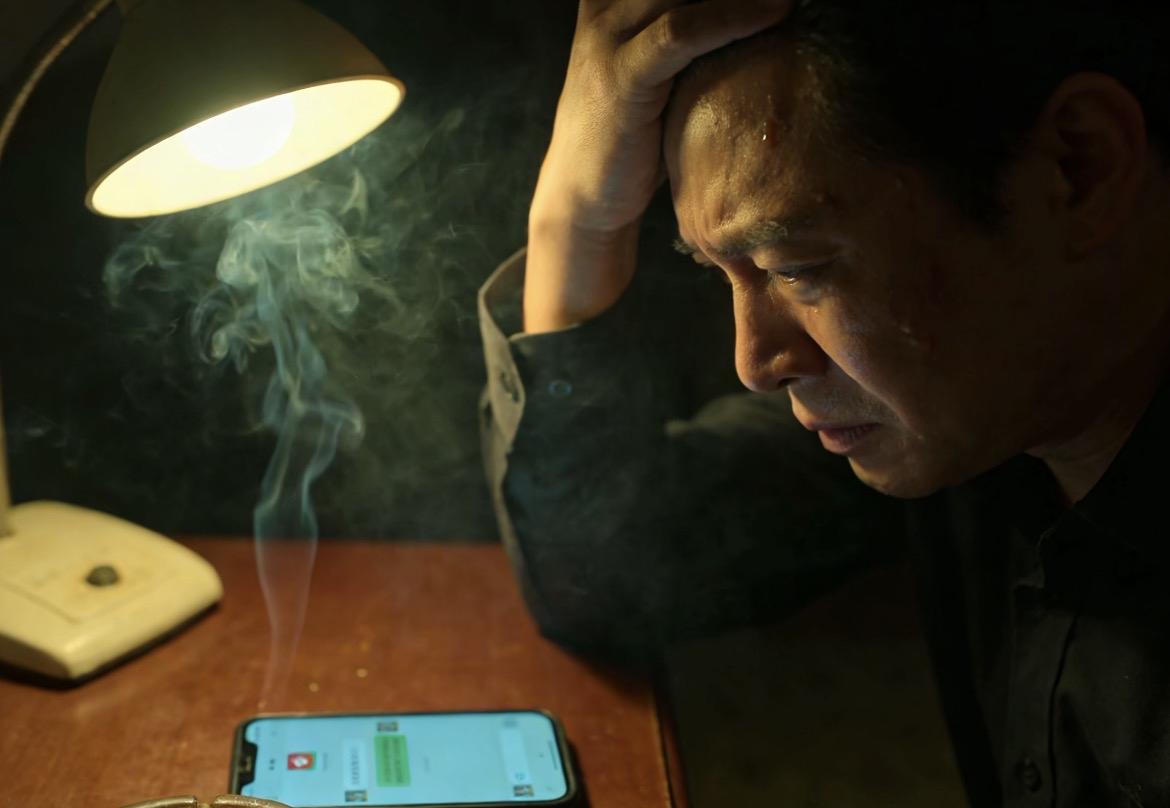 婚外情这件事，真的能把人逼到崩溃。

老陈的妻子常年身体不好，生活多有不便。他在