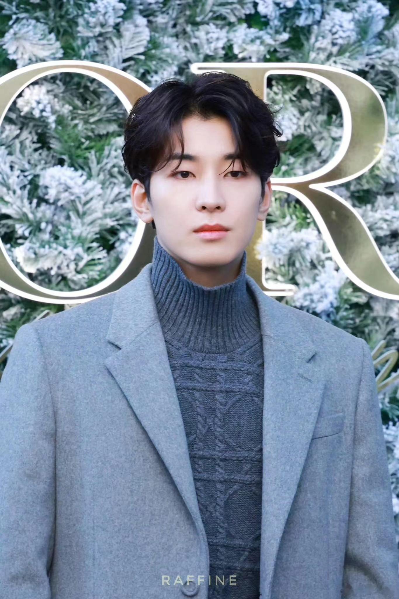 #全圆佑冬日男友穿搭##全圆佑高领毛衣# ​​​全圆佑好优越的脸蛋和身材啊[赢牛