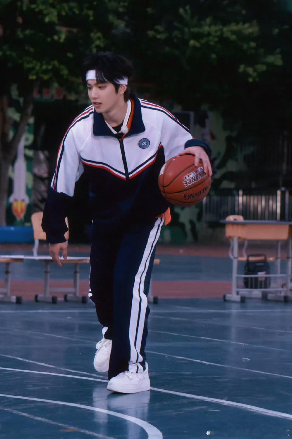 刘耀文晒乐山打篮球照刘耀文晒乐山打篮球照⛹️ 