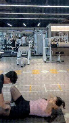 怪不得现在很多条件好的女人，（比如富婆不差钱那种）都去搞健身了。

原来健身房的