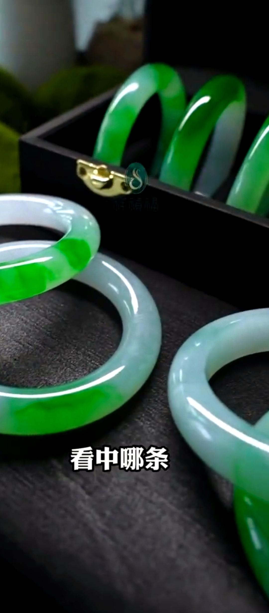 “惊艳的翡翠手镯，哪一条是你的最爱？”💎💚💙