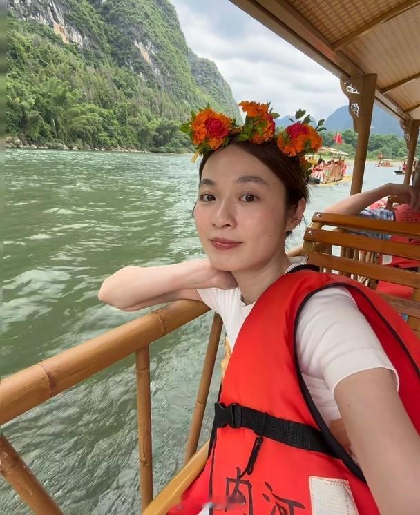 【On.cc】蔡潔赴陽朔旅行　露腰小背心透心涼藝人蔡潔近期跟好友到了陽朔旅行，近