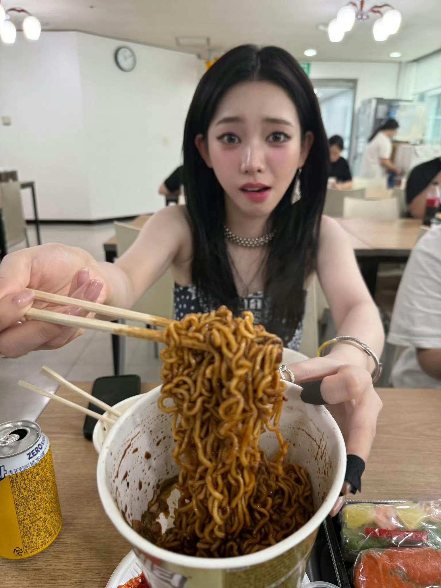 aespa确定九月回归【柳智敏】要分手吗，现在?可是它真的很好吃欸，你尝一口 ​