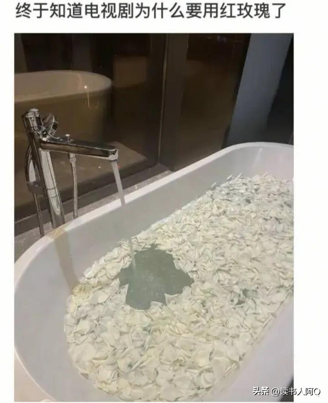 哈哈，怪不得电视剧上都是用红玫瑰洗澡，这种白玫瑰一放，真像是饺子，也像馄饨或者面