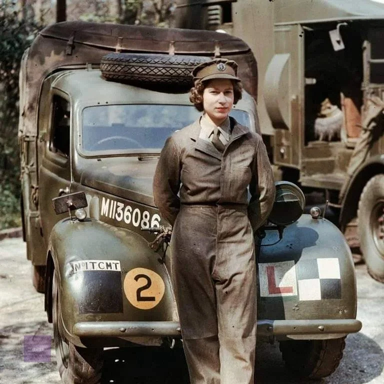 1945年，伊丽莎白公主服役于后方防卫支援部队“国内妇女支援队”，编号...