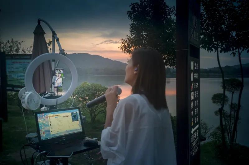 黄仁勋误入户外女直播，互不认识并且点歌，没有一点架子这一有趣场景瞬间在网络上掀起