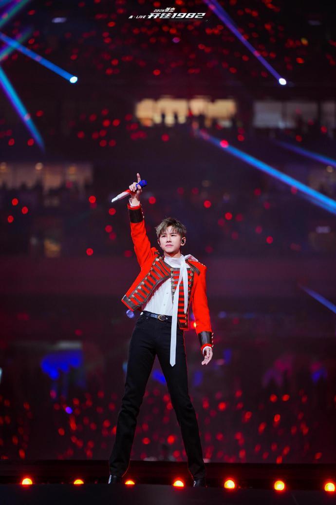 张杰张杰演唱会流光错落自成诗意！《轻舟》舞台光束卡点精准，跟随旋律温柔摆动，光影