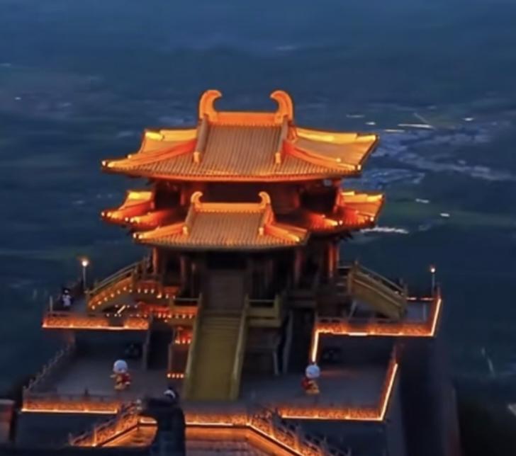 这是手机给人们带来的欢乐与幸福，大家不论在什么地方，都爱在发现美景、美食时，把手