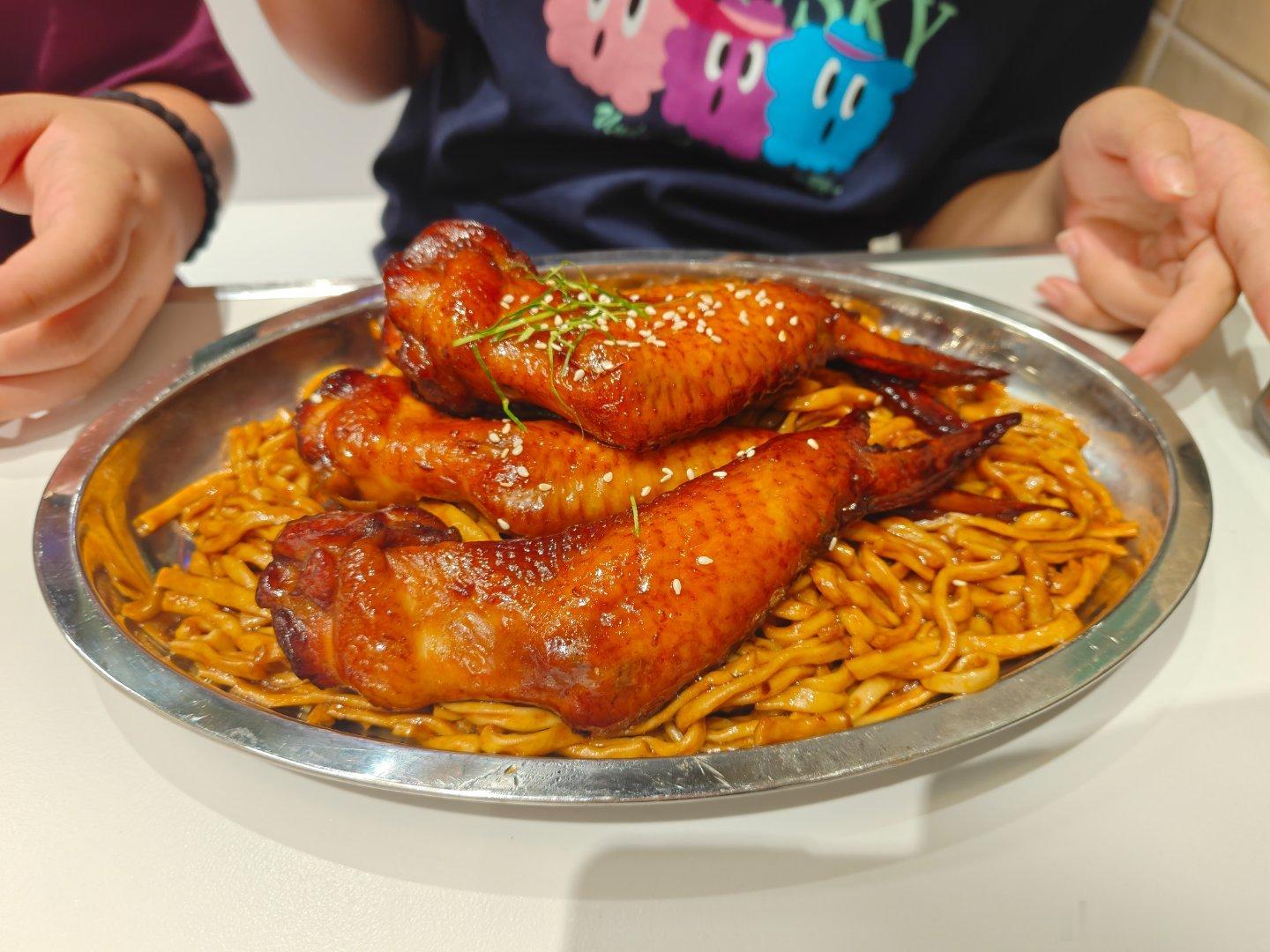 识食阿老莹，自己点左个4鸡翅捞伊面 