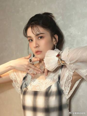 曾沛慈感谢主办方和粉丝曾沛慈感觉又回到了心引力舞台 聊天唱歌共度浪漫夏夜，曾沛慈