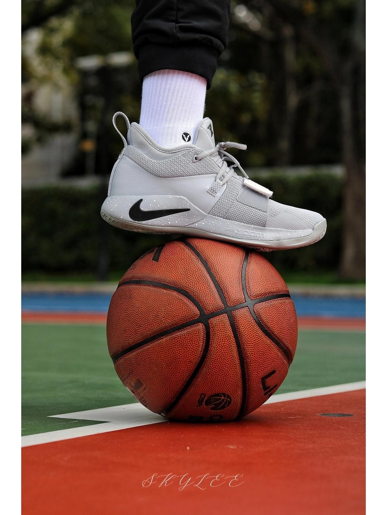 突然之间发现，现在的高中生有一个怪现象。
他们都穿着统一制式的校服，校服宽大且舒