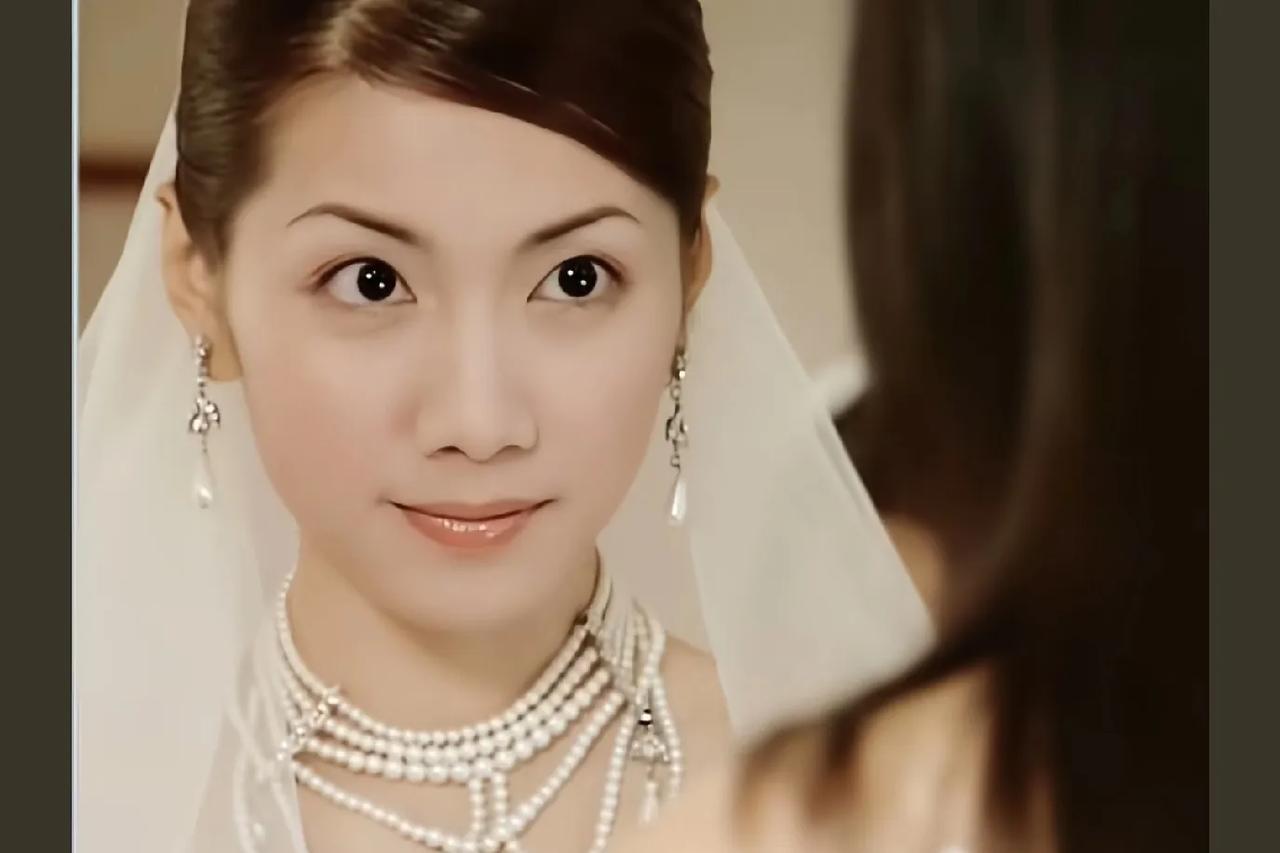 谁还没被林韦君在《海豚湾恋人》里的珊妮美到？一头柔顺直发，妥妥的“直发天花板”！