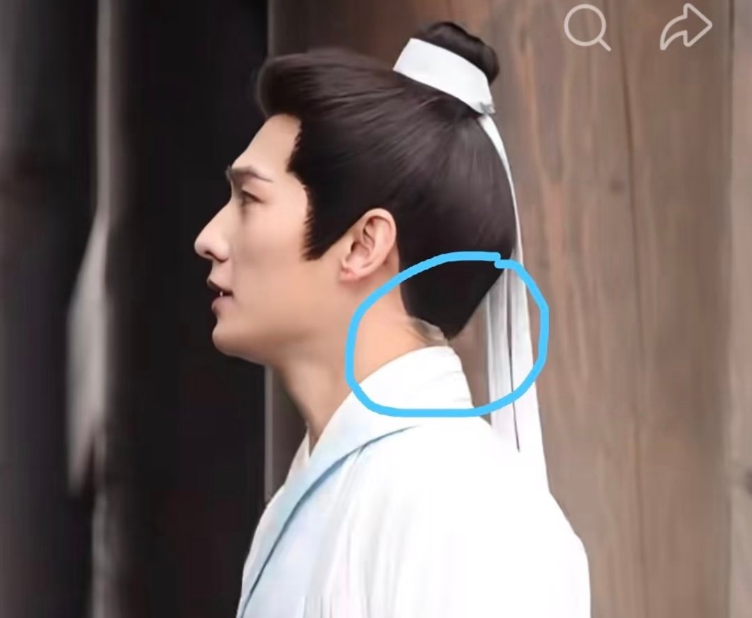 审核一下今天的预制路透这头套是认真的吗，都开胶了，手还是肿的，又涂黑粉了，劝剧组