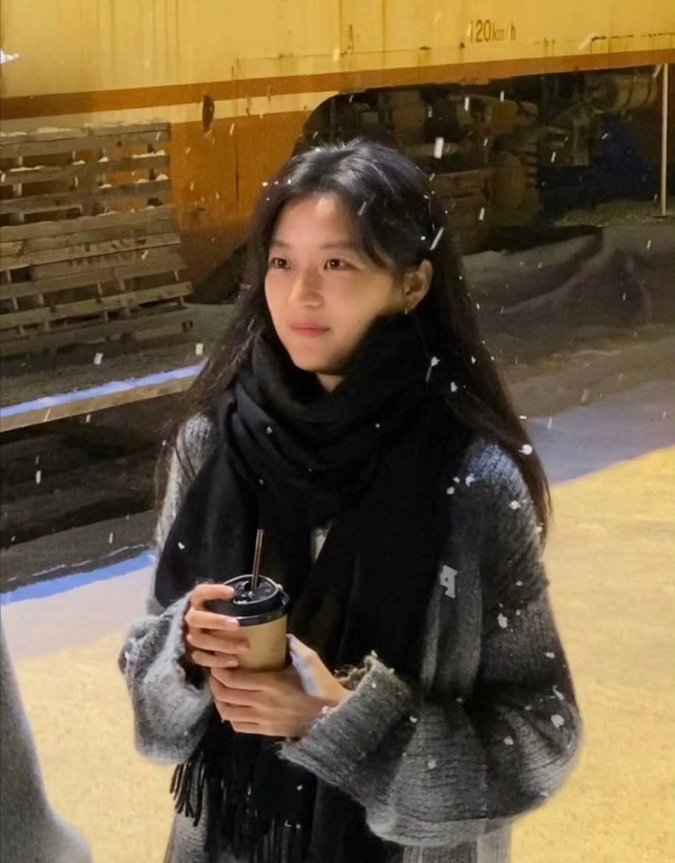 孙千晒冬至三件套 孙千的冬至三件套，将节日与生活的温暖结合得恰到好处，既璀璨又迷