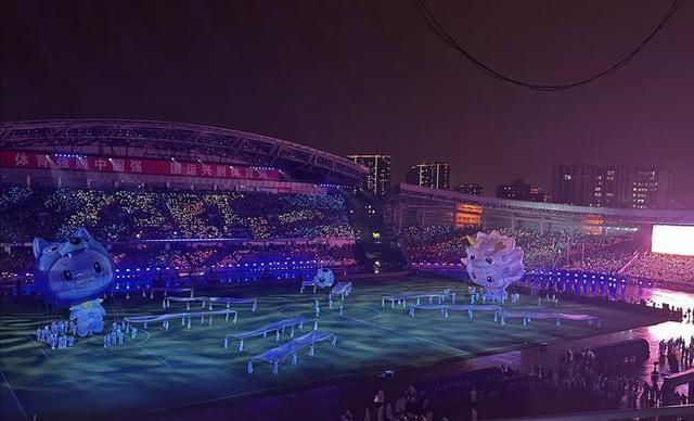 苏超1元门票+配套服务：政府统筹公共资源的城市发展智慧

苏超开幕式用1元门票+