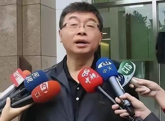 真说到点上了。台湾邱毅真敢说：“倘若中国人民解放军踏上台湾的土地，台湾军队极有可