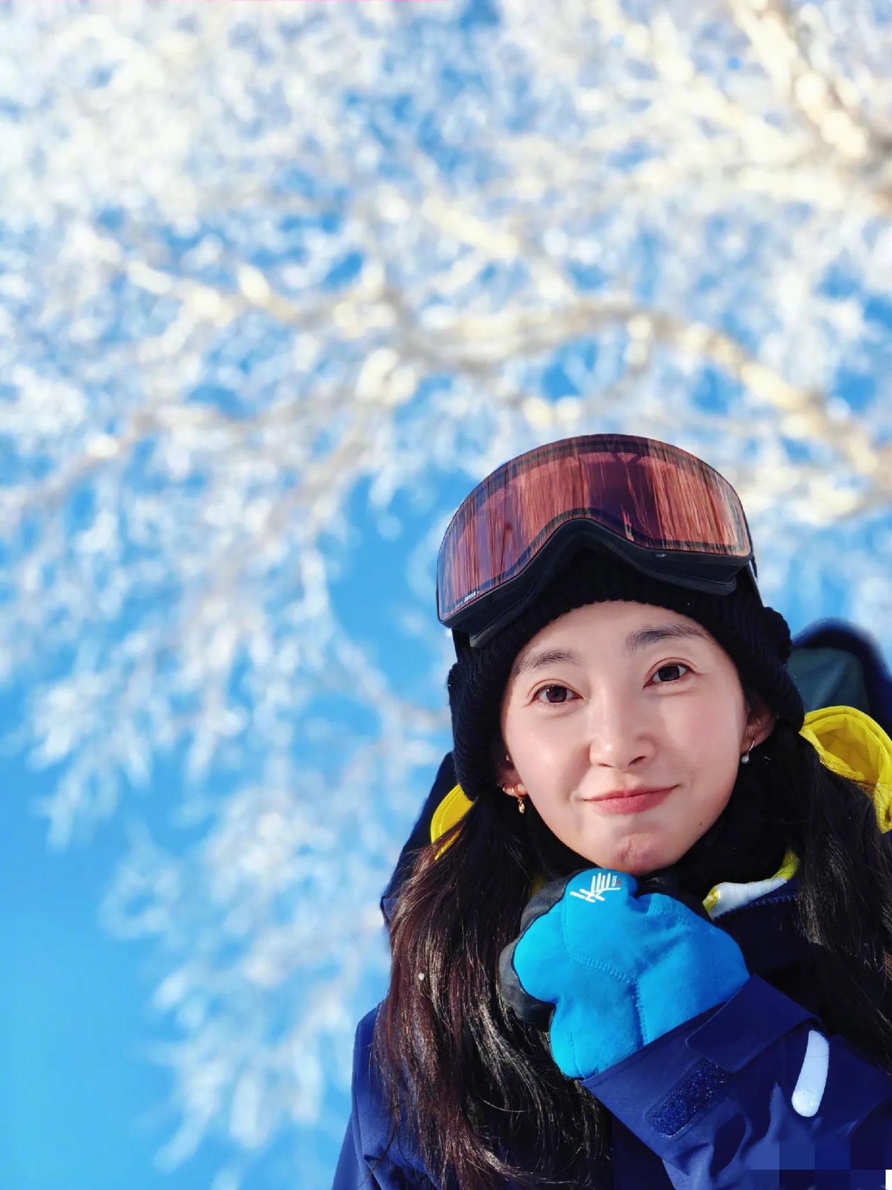 李冰冰雪景美拍，51岁状态真好。照片中，李冰冰身穿蓝色滑雪服，画着淡妆，精神十足