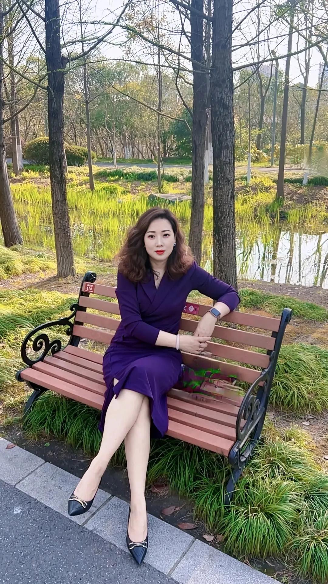 徐娘半老，气质犹在风韵迷人 花季老阿姨 [呲牙][呲牙]