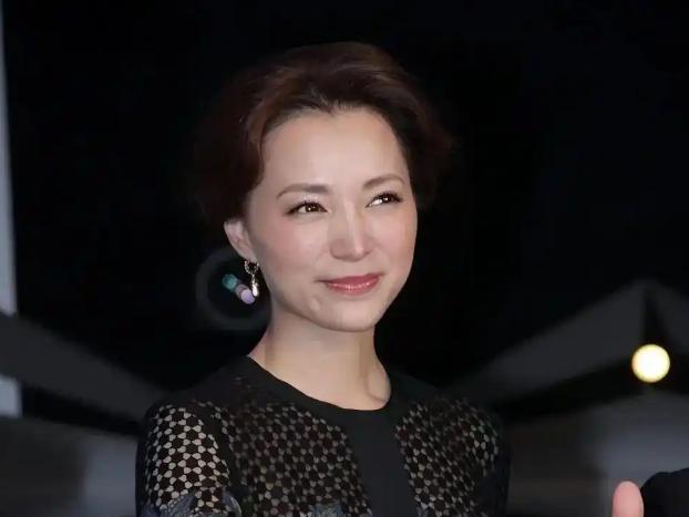 密春雷百亿帝国轰然倒塌，董卿却在大年初二亲手下厨，给80岁父母和13岁儿子包饺子