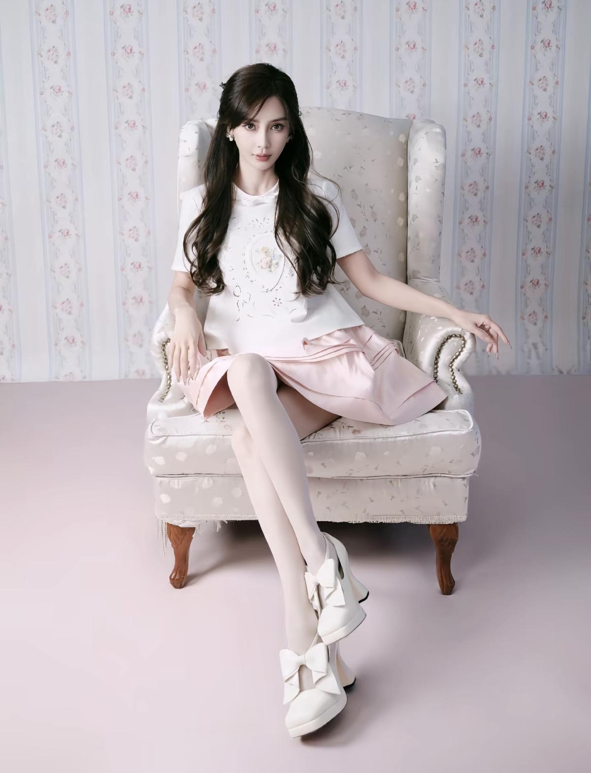 杨颖×少女风大片，每一帧都像从童话里走出来的洋娃娃[比心]杨颖，少女与优雅的双向