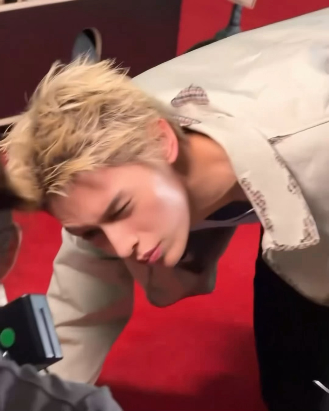皱眉的表情怎么这么那个啊snwkzksnsnsnsnsnsk ​​​