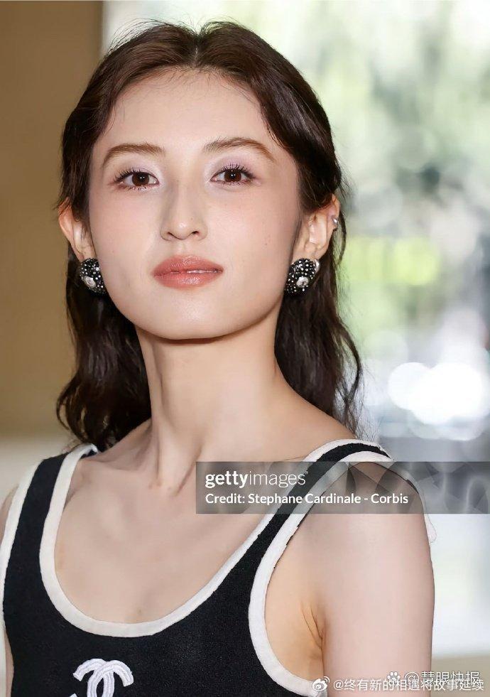 天哪这居然是张子枫，一开始没认出来，跟前两年比简直是脱胎换骨啊 