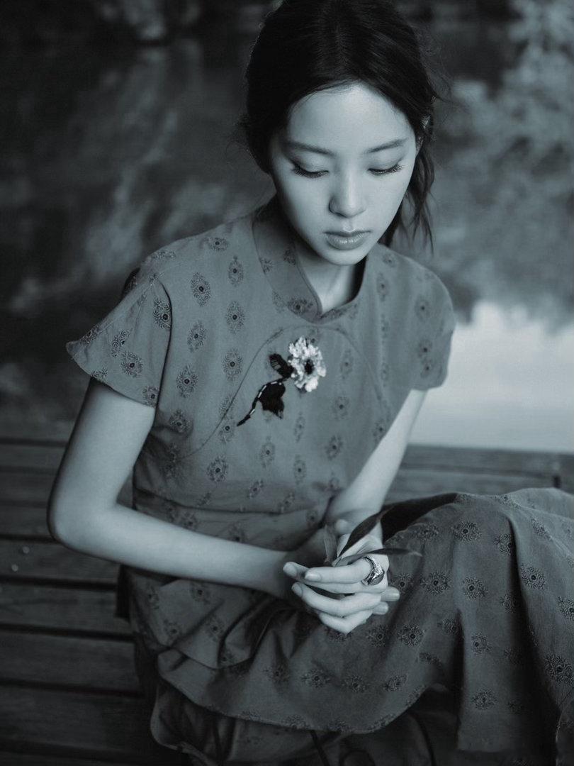 欧阳娜娜竹林旗袍造型美神降临 🌧️烟雨竹林搭配旗袍造型，意境悠远又灵动，举止神