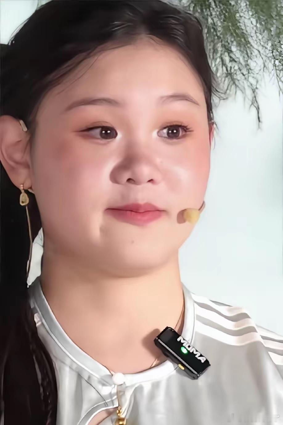 张家齐一双善良的眼睛，耳高过眉，聪慧，很有福相，很和善，脸庞很讨喜。 