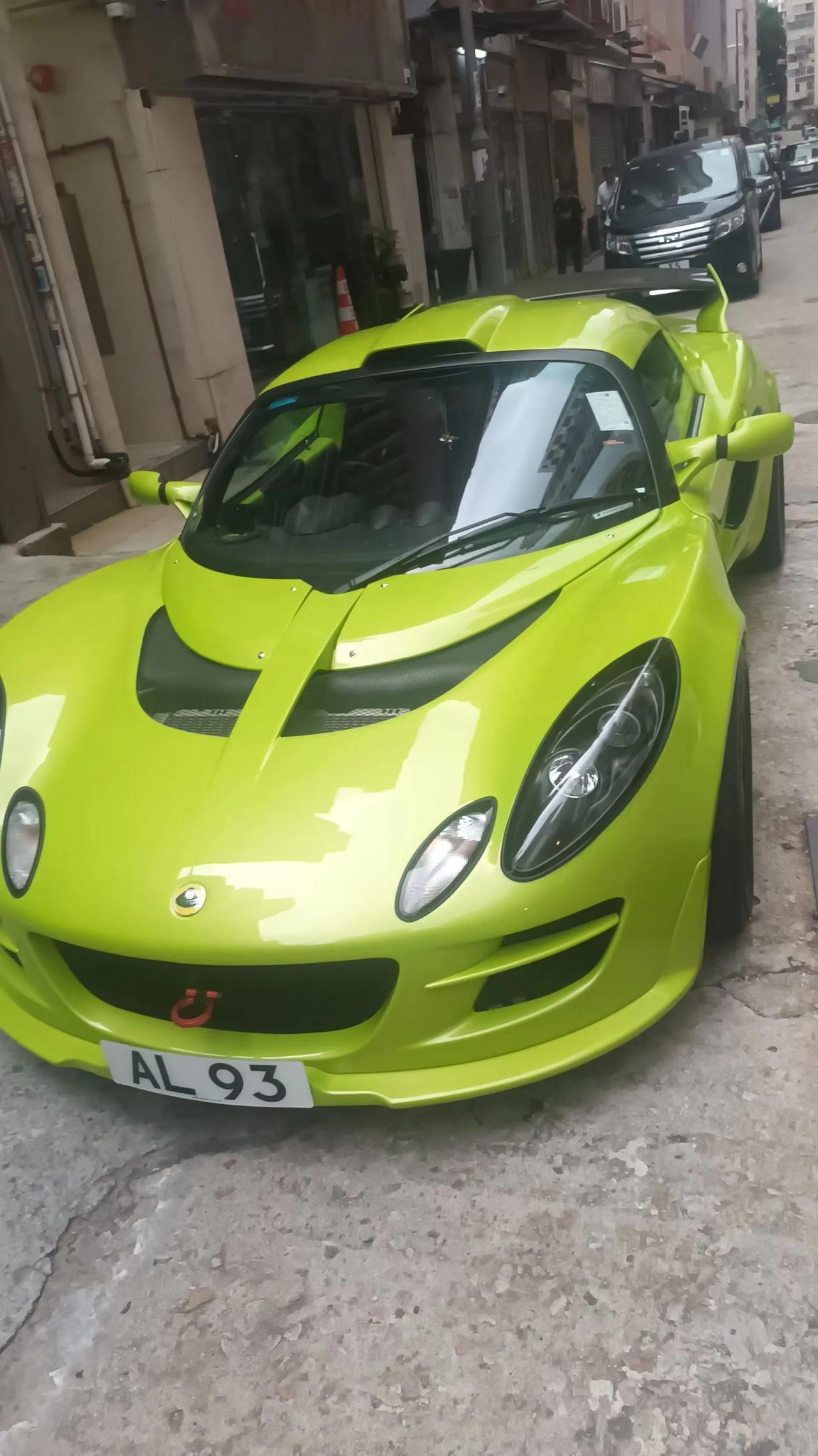 Lotus 路特斯·莲花跑车。寓所横街里巷的一家修车房，主事人大概是一位房跑车热