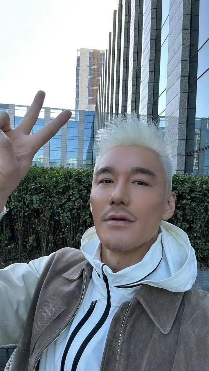 胡兵中国国际时装周走秀从中国国际时装周开幕大秀 T 台优雅走来的胡兵，难抑心中喜