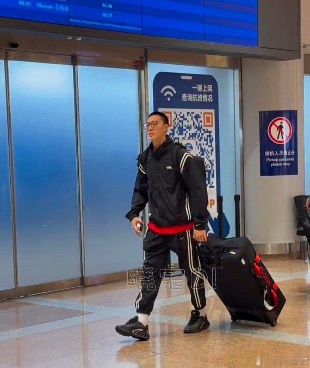 新鲜的小胡徐杰徐昕，中国男篮已从欧洲返回北京啦，接下来就要准备7月24号在杭州和