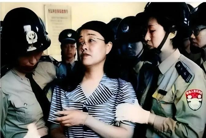1999年银行职员杨淑华押到刑场执行死刑，临刑前她还精心描眉画妆，身穿崭新的条纹