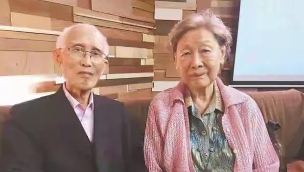 那年，17岁的余光中爱上了年仅14岁的表妹，后来得知表妹无法生育，可是余光中坚持