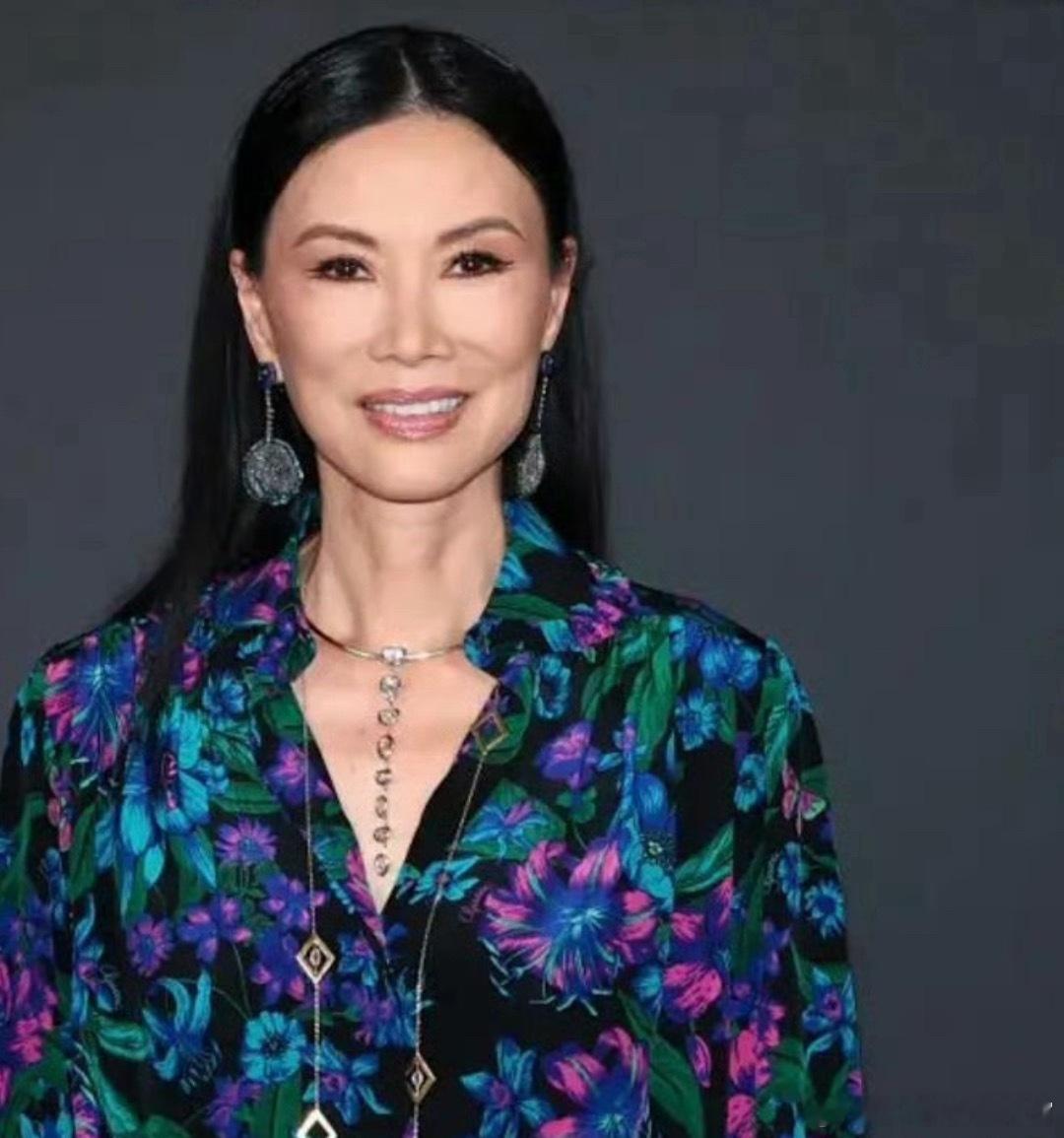 邓文迪亮相高奢品牌活动，状态很不错！ 绝了！岁月不败美人 