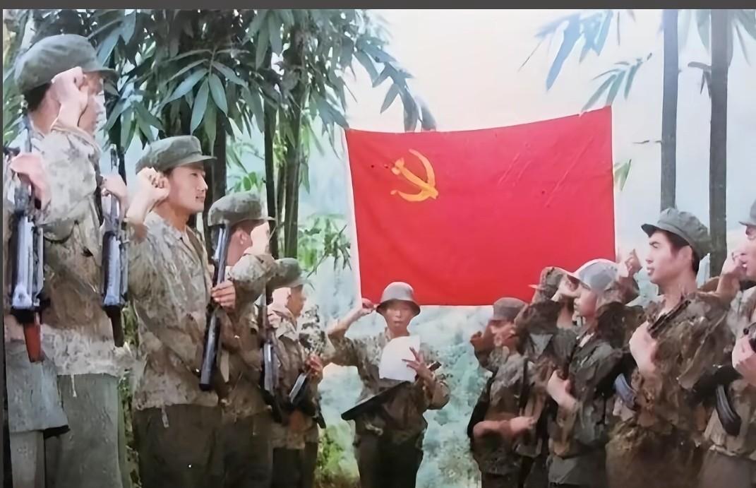 2018年，在一个老山前线的纪念活动上，一张泛黄的老照片被再次展示出来。照片里，