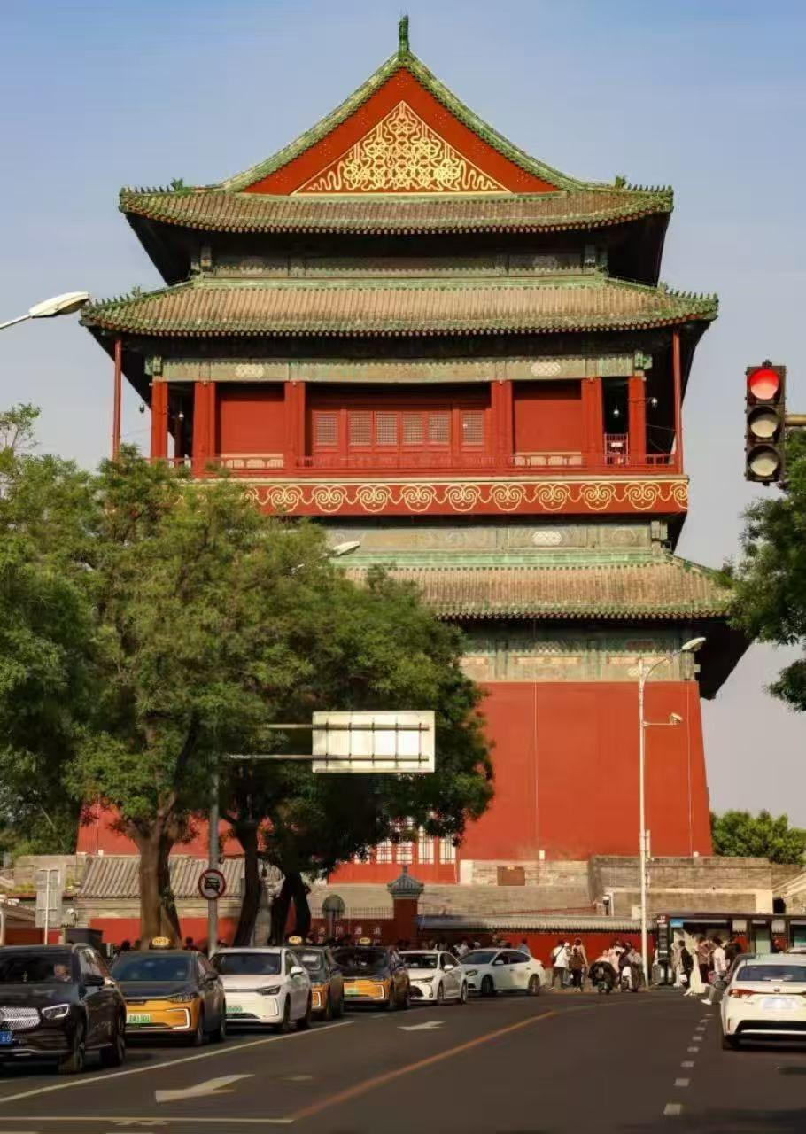 听说一熟人的孩子跳楼自尽了，独生子，原因不详。太令人心疼，伤心难过了。

震惊不