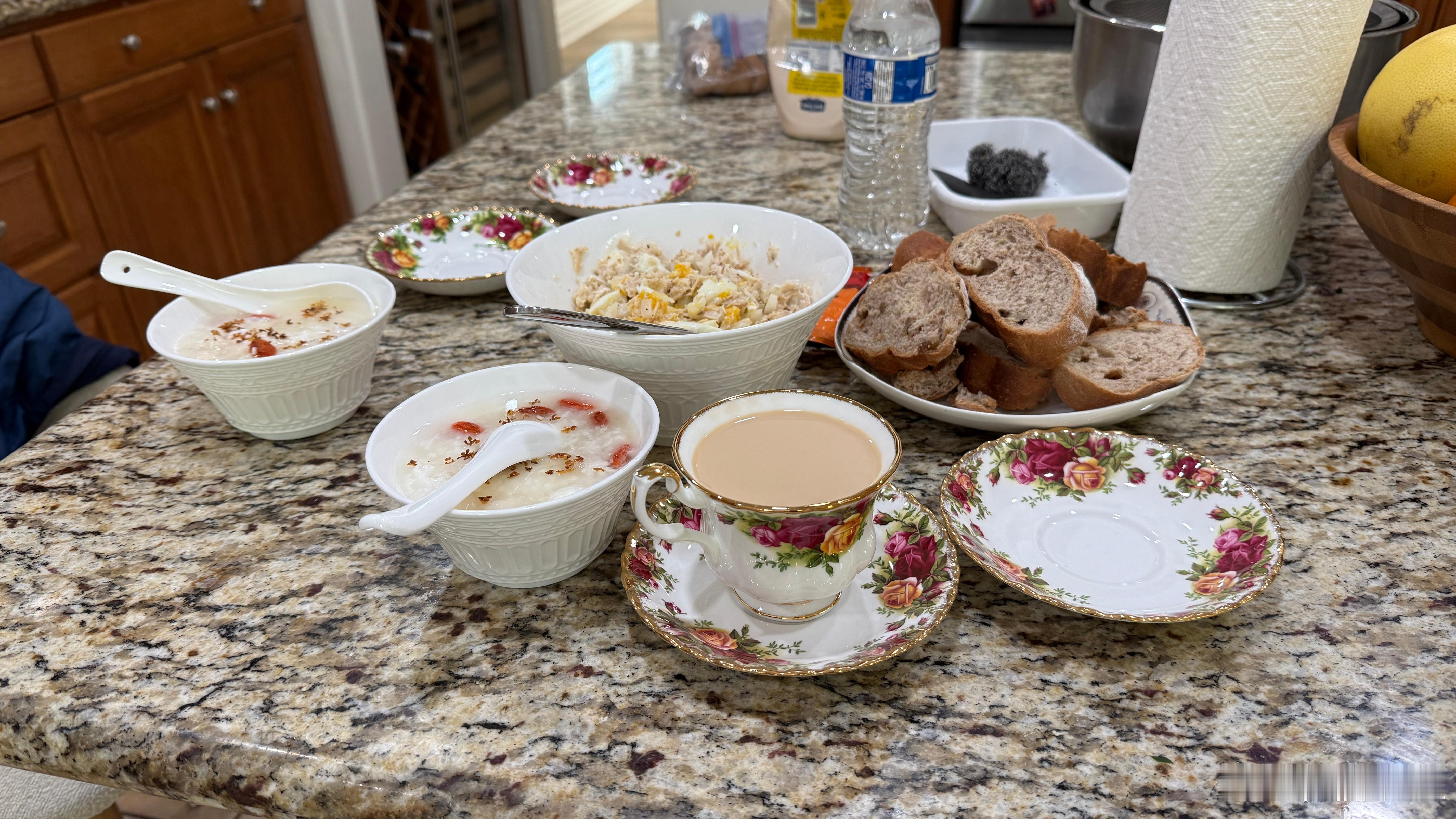 朋友给我做的早饭，现在年纪大了，想不起来这一天做了什么的时候，就拍个照片记录一下