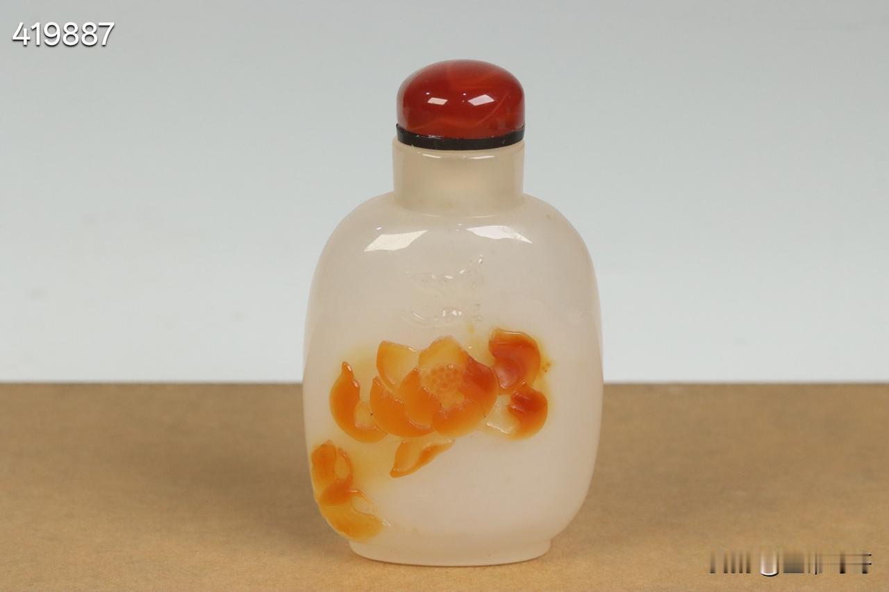 清代 玛瑙俏色雕荷花纹鼻烟壶。

规格：7.59*4.51*2.84cm