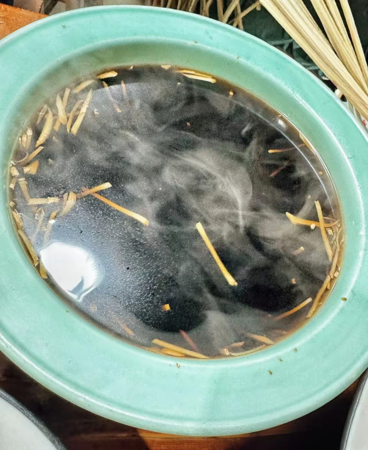 纯蔗糖墨西哥可乐销量增长超24倍姜丝可乐。   把姜切成丝，放入到装满可乐的水壶