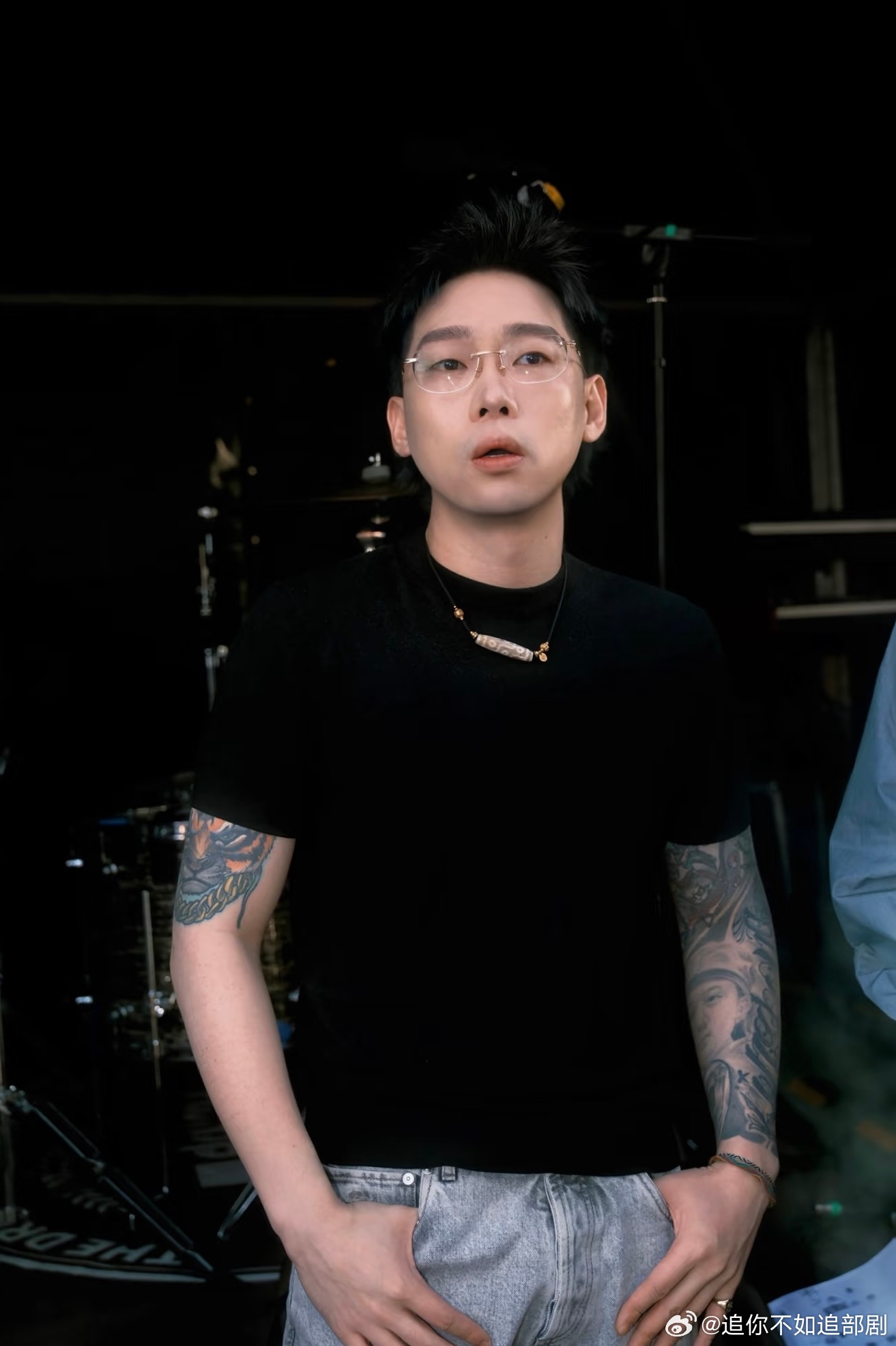 年轻朋友问我这歌为啥哭点这么低，我也说不清，就耳帝那句“悬崖边的红花”——当年懂